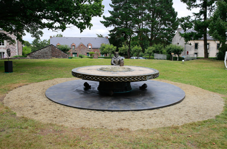 table ronde 4 mètres de diamètre avec des ornements de l'artiste sculpteur Michael Thomazo sculpteur français