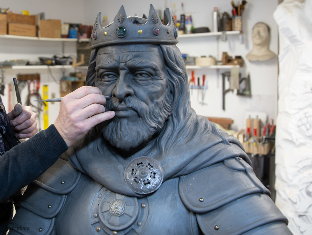 sculpture du chevalier Arthur en cours de réalisation