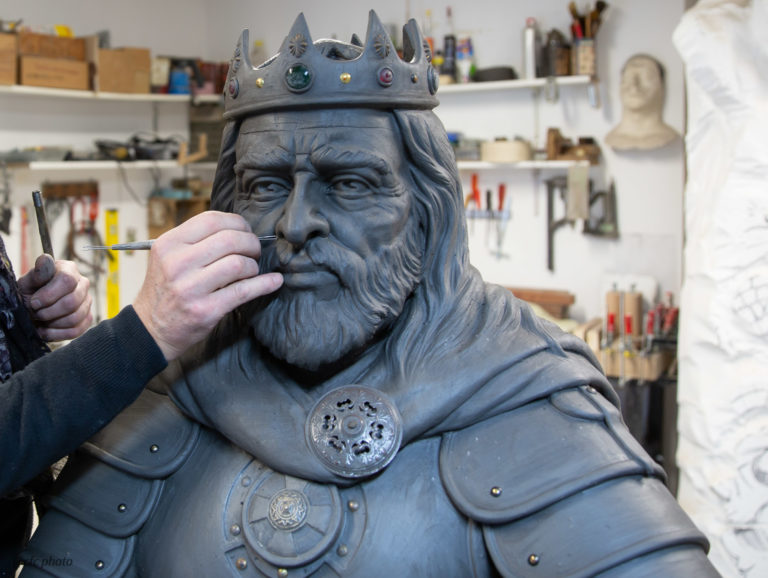 sculpture du chevalier Arthur en cours de réalisation, de l'artiste sculpteur Michaël Thomazo sculpteur français