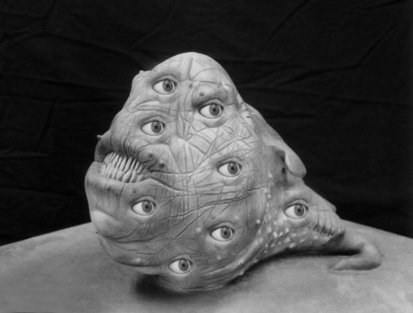 sculptures & effets spéciaux gargouille avec des yeux partout de Michaël Thomazo