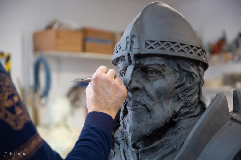 sculpture en argile du chevalier Kheu de la légende Arthurienne de Michaël Thomazo sculpteur français