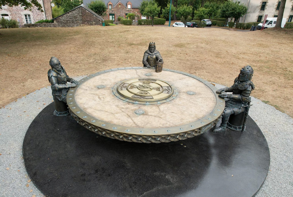 La table ronde des "Nouveaux chevaliers de Brocéliande". sculpteur français Michaël Thomazo