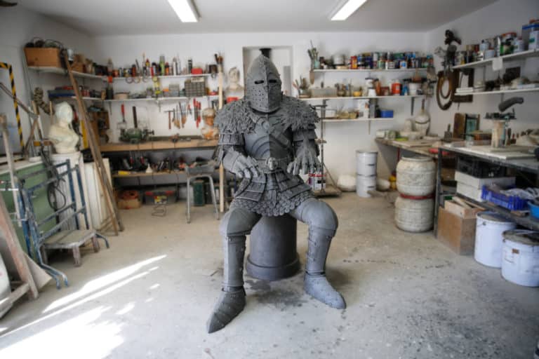 sculpture du Chevalier Perceval des Nouveaux Chevaliers de Brocéliande de l'artiste peintre Michaël Thomazo sculpteur français