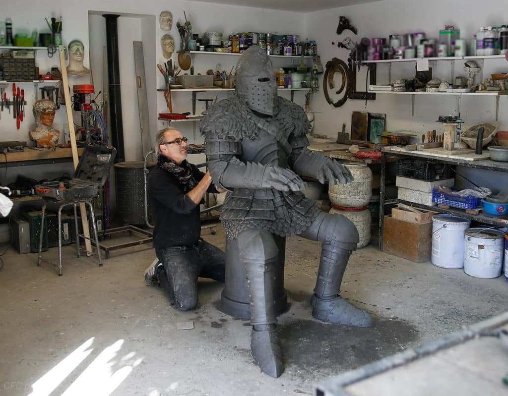 Michaël Thomazo dans son atelier avec le chevalier Perceval de la légende des nouveaux chevaliers de Brocéliande