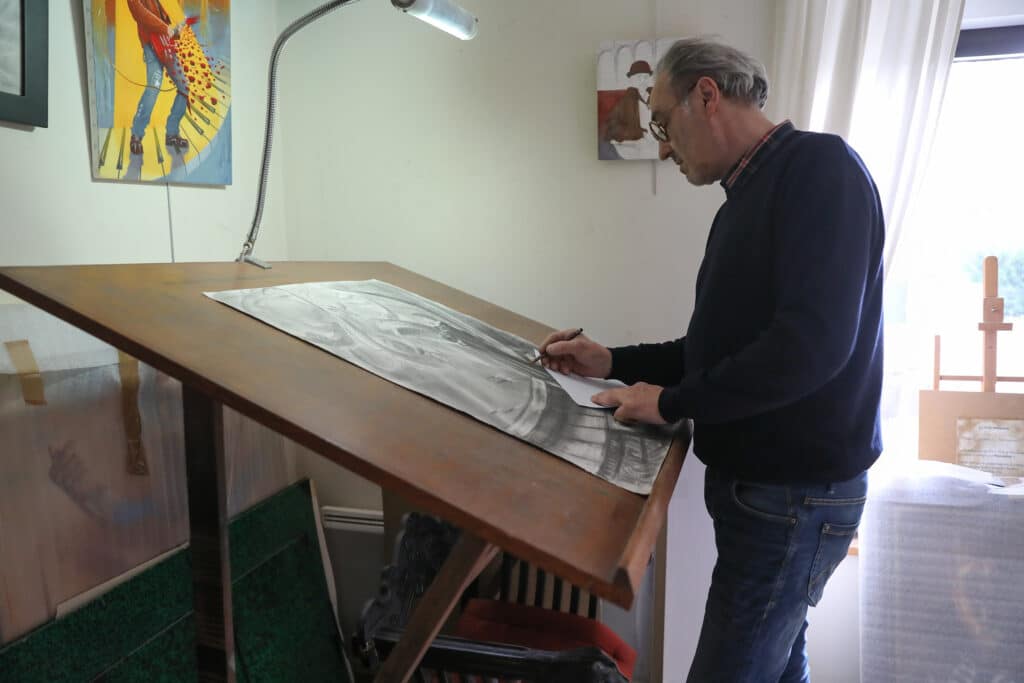 Michaël Thomazo artiste peintre dans son atelier